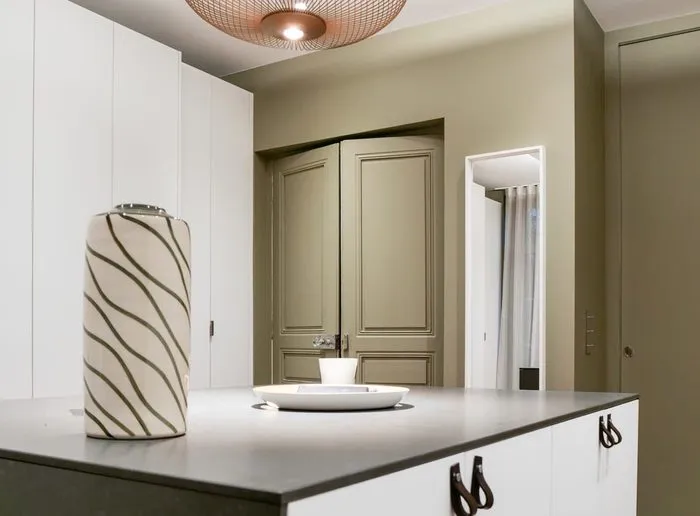 Un dressing sur mesure avec ilot, où chaque détail a sa place