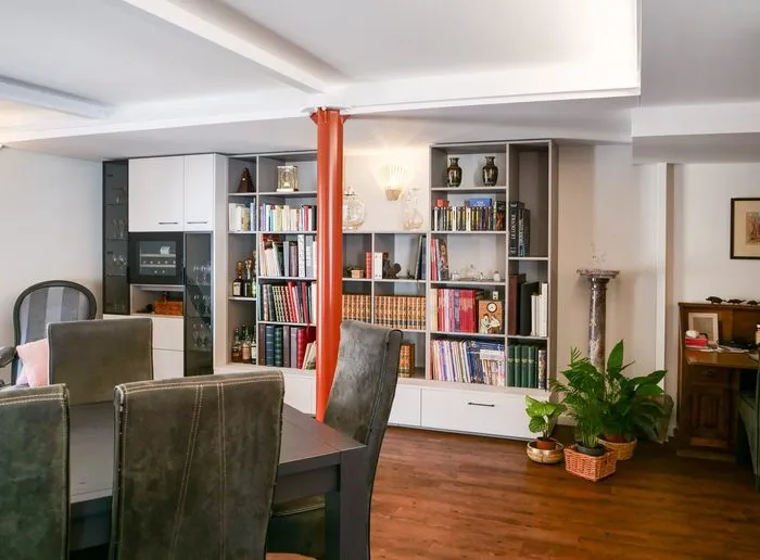 Bibliothèque et vinothèque sur mesure dans un appartement rénové