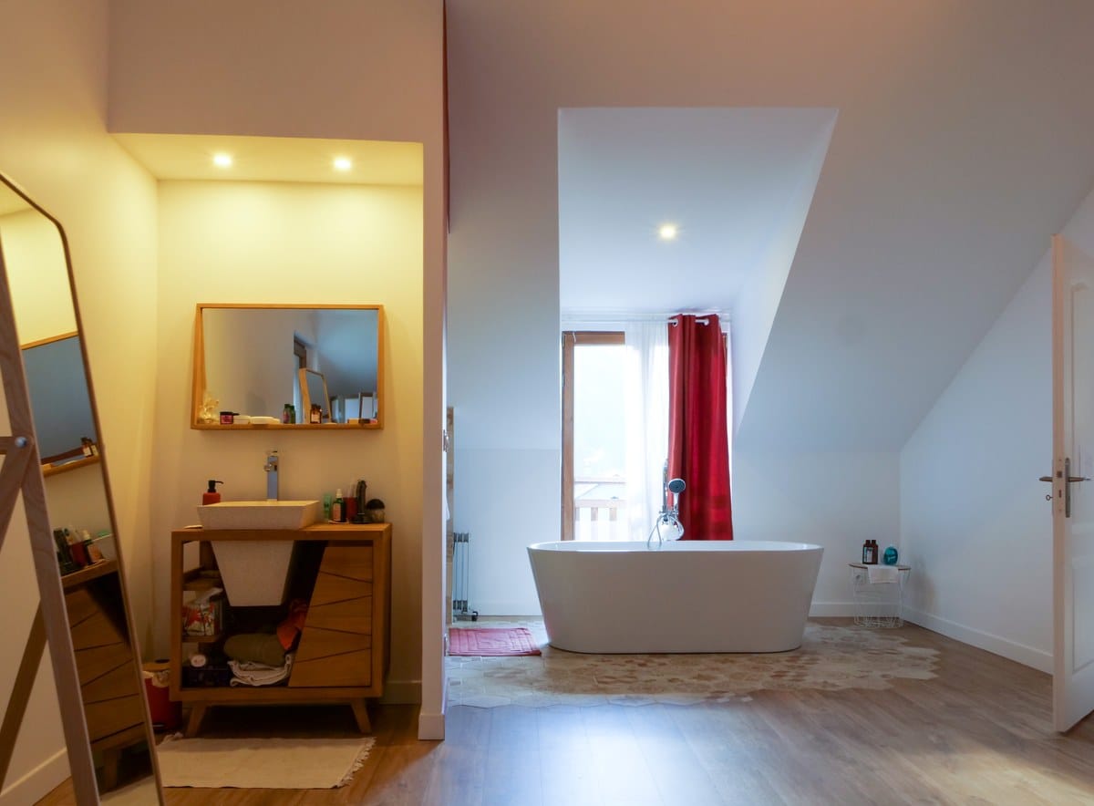 Salle de bain dans une suite parentale au pied des montagnes