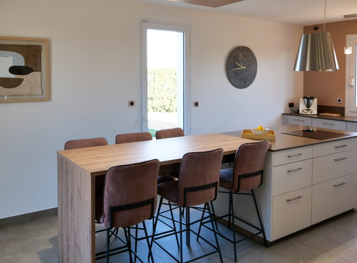Une cuisine lumineuse pensée pour la vie de famille