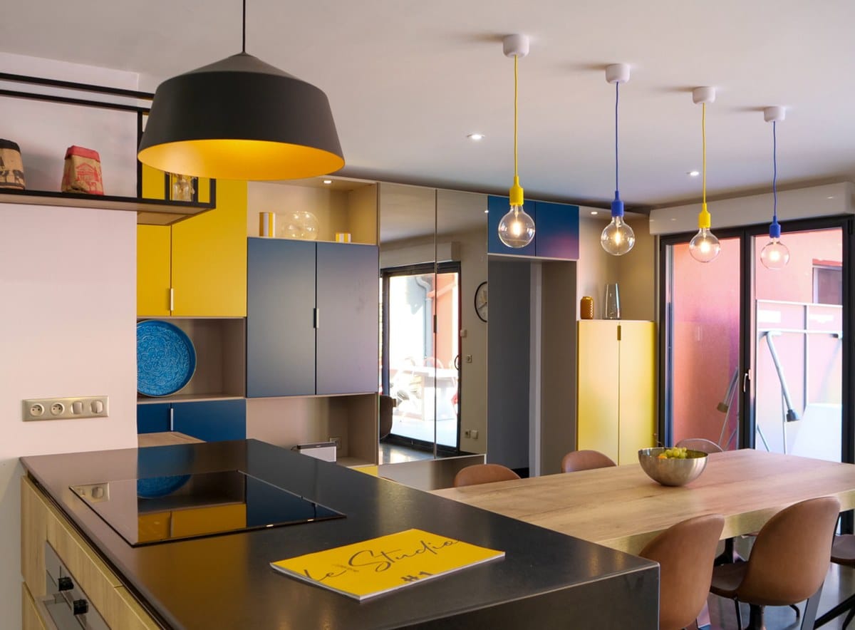 Une cuisine et son séjour avec billard central aux portes de Lyon